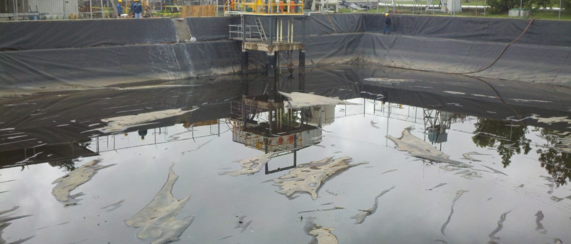 Planta de Tratamiento de Aguas Reciduales Recubierta con GMB HDPE